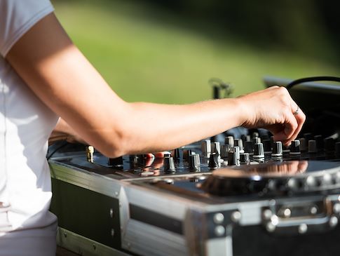 LIVE MUSIC